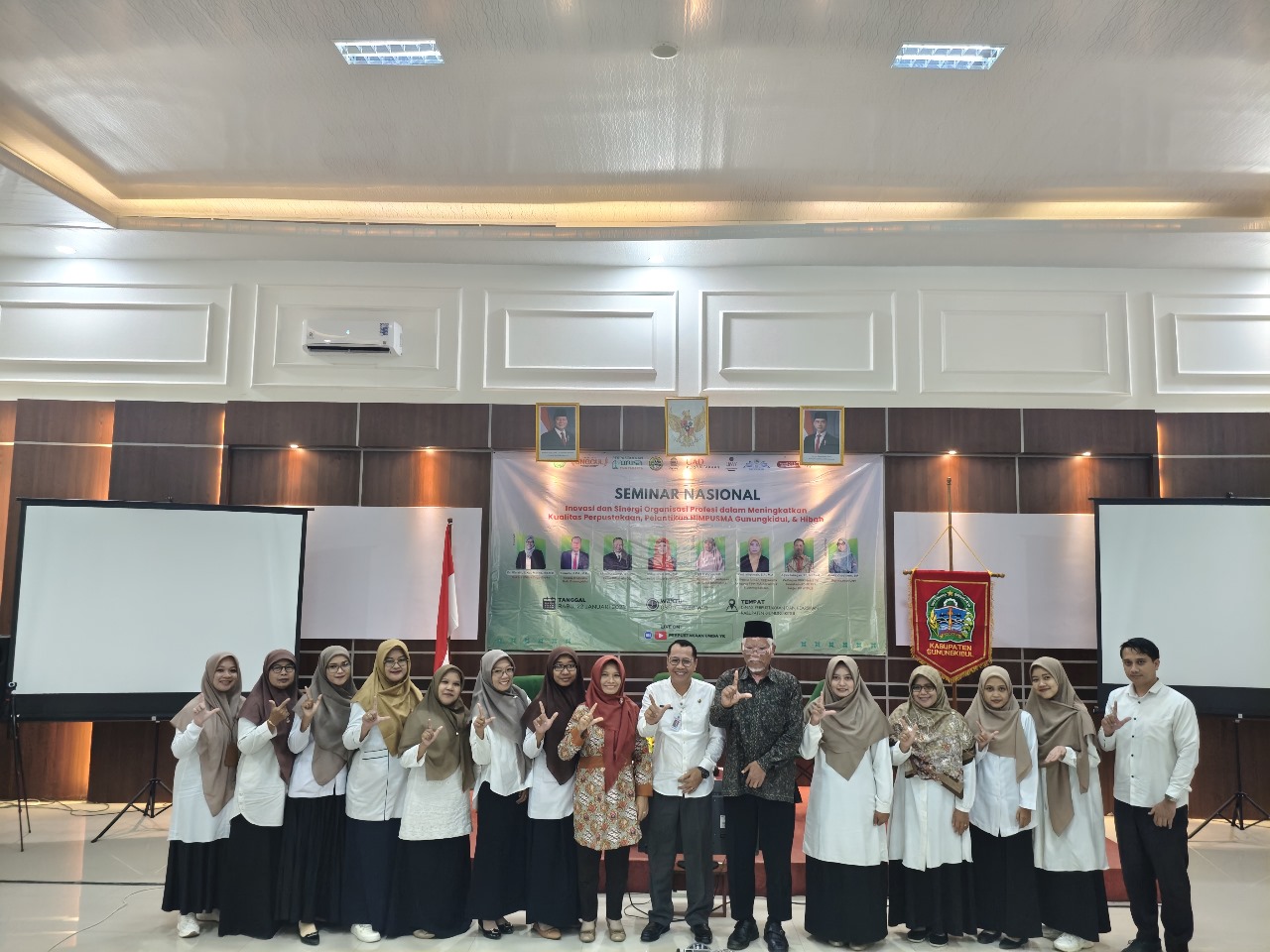 PERPUSTAKAAN UNISA YOGYAKARTA MENGADAKAN SEMINAR NASIONAL, PELANTIKAN HIMPUSMA GUNUNGKIDUL, DAN HIBAH