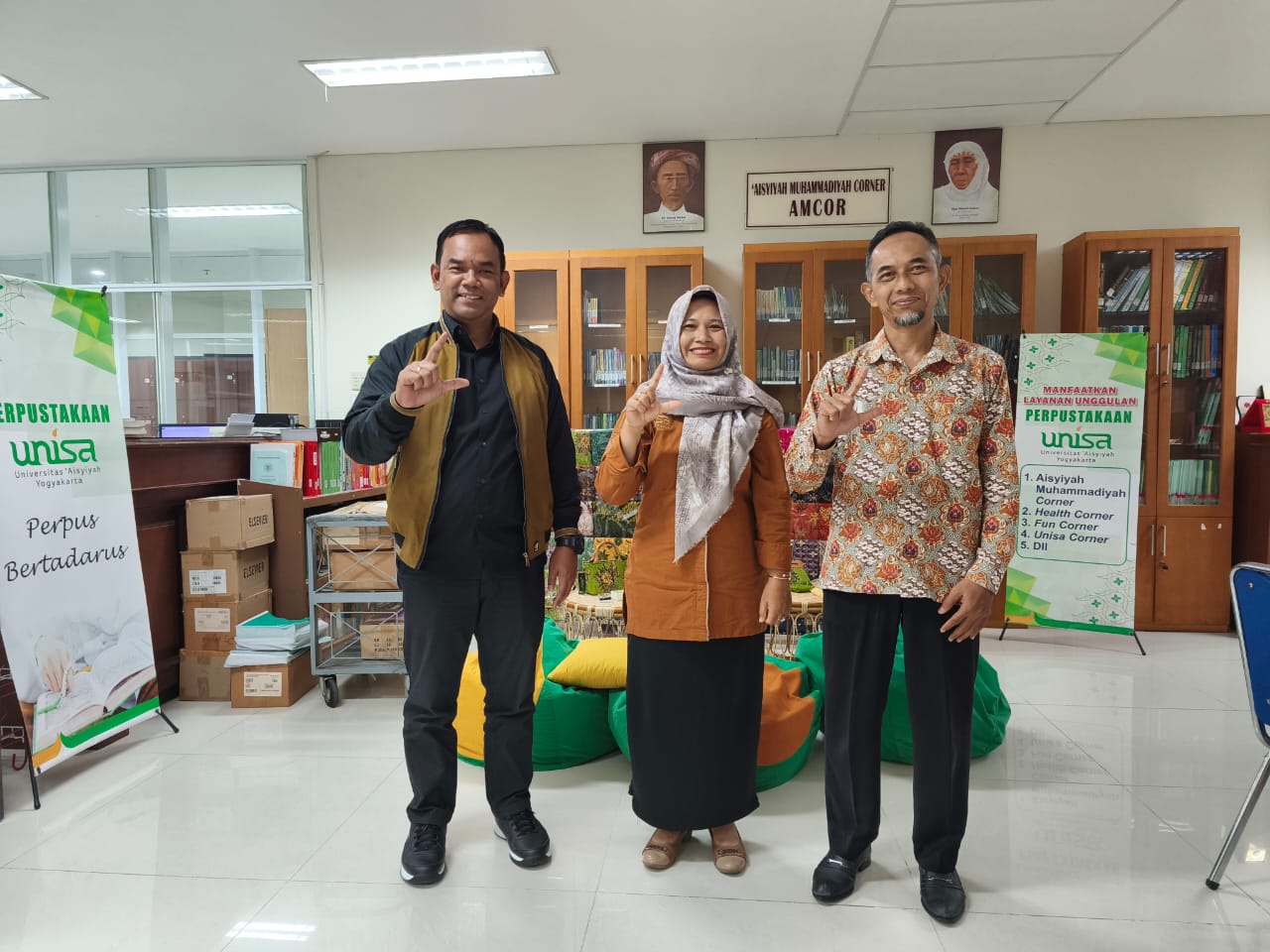 Perpustakaan Unisa Yogyakarta Melakukan Hibah Buku ke Universitas Muhammadiyah Sumatra Barat