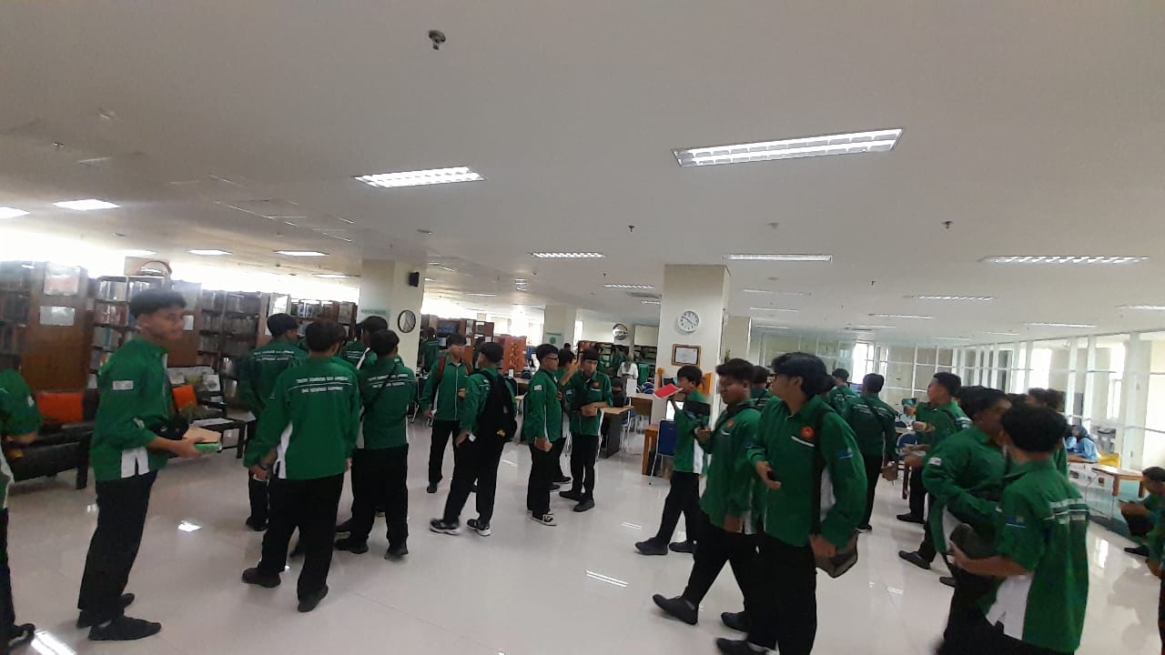 Belajar Literasi di Kampus, SMK Ketintang Surabaya Kunjungi Perpustakaan UNISA Yogyakarta
